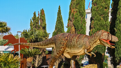 Dino Parque da Lourinhã, o maior exposição temática ao ar livre da Europa, com 10 hectares, sendo ainda composto por cinco diferentes percursos que permitem aos visitantes observar mais de 180 modelos de espécies de dinossauros à escala real, bem como animais que habitam o planeta terra desde há 450 milhões de anos. Mais do que um destino turístico, a Lourinhã representa um testemunho vivo da evolução histórica do território português, desde os primórdios da civilização até ao presente