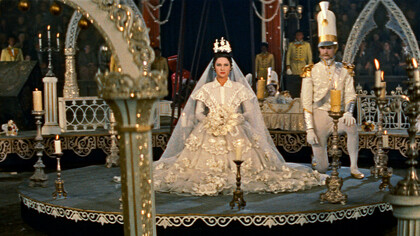 A credencial mais importante desta obra-prima, sobre a qual poucos tinham conhecimento à época, permite-nos compreender hoje que, com Lola Montès, Max Ophüls construía um dos incontornáveis pontos de inflexão entre o cinema clássico e o cinema moderno, obra que desarma o olhar e propõe que repensemos, mais uma vez, o que é o cinema