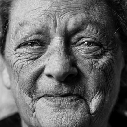 Se sentaron una enfrente de la otra en silencio, mirándose fijamente con ojos incrédulos y brillantes de júbilo