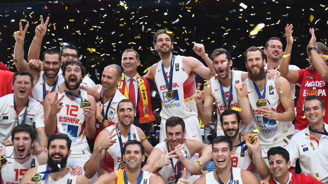 Los jugadores de la selección española celebran junto al rey Felipe VI el triunfo en el Euro 2015