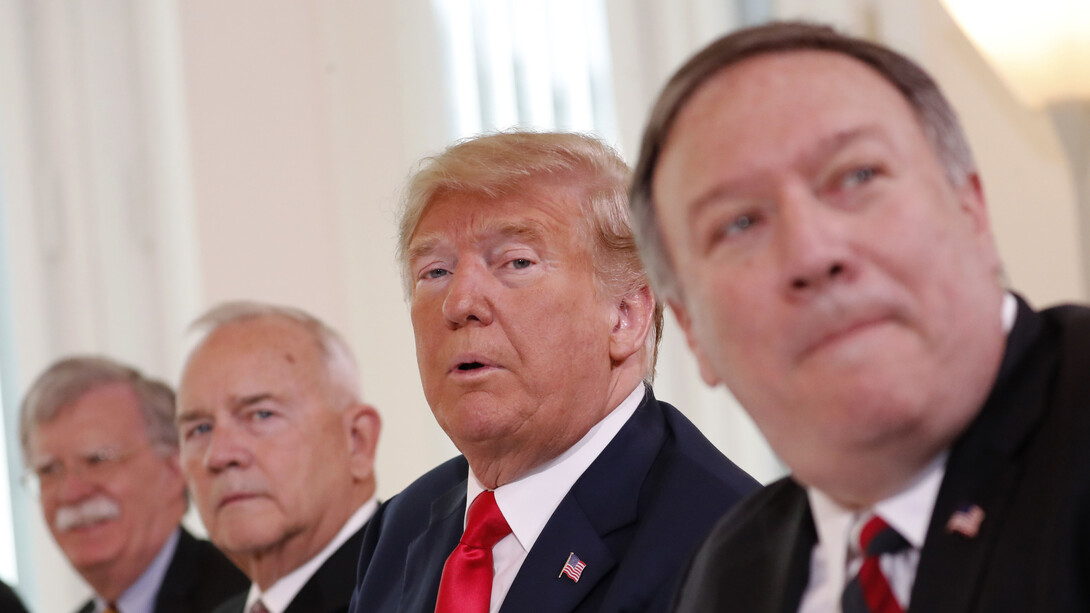 Los halcones vuelan alto en Washington: (de izquierda a derecha) John Bolton, Consejero de Seguridad Nacional; Robert Frank Pence, embajador estadounidense en Finlandia; Donald Trump, presidente de EE UU y Mike Pompeo, Secretario de Estado