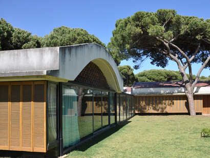 El matrimonio Gomis Bertrand se movía en los círculos intelectuales barceloneses, y la casa fue un lugar de encuentro e intercambio de experiencias culturales de artistas.  Antoni Bonet Castellana, arquitecto (1949 - 1963). El Prat de Llobregat. La Ricarda (Casa Gomis), El Prat de Llobregat, España