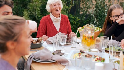 Tradições alimentares desempenham um papel vital, enraizando-se na essência humana ao longo da evolução