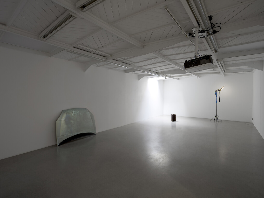 Mohamed Bourouissa, Dealing with..., 2015, Projection sur capot de voiture / Screening on car hood. Car 1, 2014, Crottin de cheval et résine / Horse dung and resin, 40,5 x 22 x 24 cm. Unicorn, 2014, Techniques mixtes. Elément d’un costume de cheval / Mixed media. Part of a horse costume, 190 x 54 x 14 cm, Vue de l’exposition / View of the exhibition « Hustling », kamel mennour, Paris, 2015 © Mohamed Bourouissa. Photo: Julie Joubert, Courtesy the artist and kamel mennour, Paris