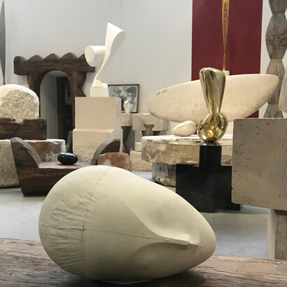 A obra Bird in Space de Brancusi foi o centro de um litígio histórico que redefiniu o conceito de escultura e arte, questionando as normas estabelecidas e desafiando as definições legais da época. Estudio do artista em Paris, França