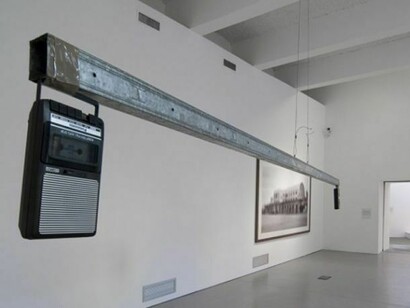 Bruce Nauman, Doppelgänger/UFO, 1988, Steel beam, steel cable, two portable audiocassette players, motor, Length 400 cm / (157½ in), Copyright Giorgio Benni for MACRO Museum of Contemporary Art, Rome