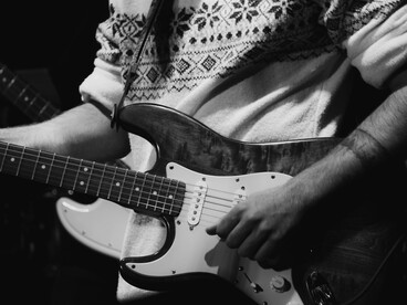 Entre conversaciones improvisadas y referencias al rock, Sigfrido se presenta como una figura inclasificable, alguien que parece haber encontrado una forma propia de habitar el mundo