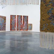 Igshaan Adams, Soulevant la poussière : l’archive du corps, vue de l'exposition. Avec l'aimable autorisation du Guggenheim Museum Bilbao