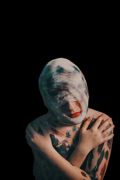 Sfregio con l'acido. In costante aumento in Europa, con l'intento di sfigurare la donna, mutilarla, torturarla o ucciderla, per tentare di cancellare la sua bellezza e la sua identità