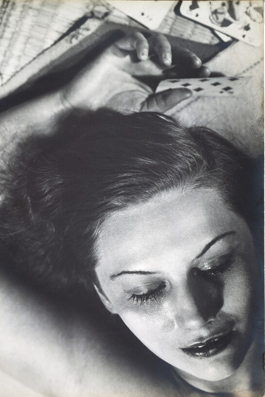 Florence Henri, Femme aux cartes, 1930, Épreuve gélatino-argentique d’époque, 39 x 28,5 cm, Collection particulière, courtesy Archives Florence Henri, Gênes. Florence Henri © Galleria Martini & Ronchetti