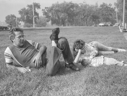 Mark Steinmetz, Chicago, Montrose Park (Family), 1989. Courtesy of Stephen Daiter Gallery