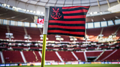Os 129 anos do Flamengo celebram sua origem no remo, o pioneirismo no futebol e a paixão de milhões de torcedores que acompanham o clube. Filipe Luís resgata o futebol técnico e vibrante do Mengão, elevando a alegria da Nação Rubro-Negra