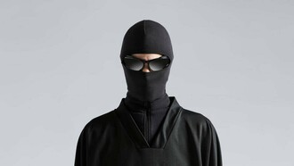 Balaclava di Balenciaga. La distruzione diviene l’atmosfera su cui riflettere attraverso le forme della moda, per le sue origini e per le sue conseguenze estetiche