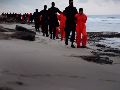 El 15 de febrero de 2015, el grupo terrorista ISIS ejecutó a 21 trabajadores cristianos —20 egipcios y un ghanés— en la costa de Sirte, grabando la escena como propaganda