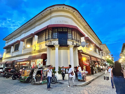 Classical architecture of Casa Feril with souvenir shops on the ground floor © Alma Reyes