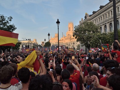 Las denuncias de violencia doméstica durante los torneos están sistemáticamente subrepresentadas y muchas víctimas no identifican la agresión como vinculada al partido. Fiesta de celebración en Madrid, España