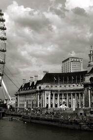 Para mim, uma apaixonada por Londres, a London Eye é mais do que uma estrutura imponente à beira do rio Tâmisa. Ela é, de certa forma, uma tatuagem invisível gravada em minha alma. Não há como contar minha história sem mencionar essa companheira silenciosa. Ah, se a Eye pudesse falar, contaria segredos de cada sonho, cada lágrima, cada riso que presenciou, inclusive meus