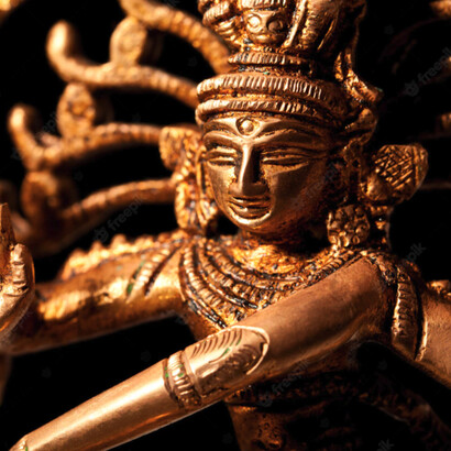 Il dio Śiva Nataraja deve aver conosciuto insomma assai profondamente il bene e il male, il dolore, l’annientamento e la via di salvezza che per sfidare la morte ha infine trovato nella danza