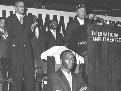 Elijah Muhammad, fundador y jefe de «Nation of Islam», habla en un atril en Chicago, Illinois, el 26 de febrero de 1961