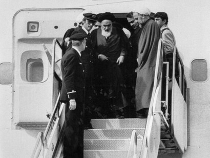 Ajatollah Ruhollah Chomeini bei seiner Ankunft am 1. Februar 1979 auf dem Mehrabad Airport in Teheran