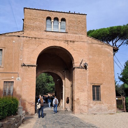 Abbazia delle Tre Fontane, Arco di Carlo Magno, VIII-IX secolo, rimaneggiato nel corso del Medioevo, ph. Angelica Maria Luciani 