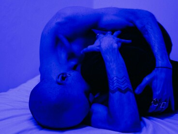 Já exausto de dar vida a um personagem e retocá-lo a cada segundo, aos moldes e gosto de um falso pertencimento, é impossível ainda lidar com o mundo do outro. O encolhimento toma lugar a expansão de boas conversas e distrações, o silêncio fala de uma dor da insuficiência, o medo do cancelamento torna as pessoas fracas e coniventes