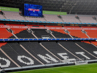 A construção da Donbass Arena começou em 2006 e terminou em 2009, sendo toda a obra custeada pelo FC Shakhtar Donetsk, na Ucrânia
