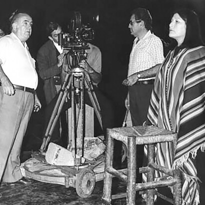 Mercedes Sosa. En fait changer c'est aussi apprendre à rester pieds nus sur le sol © By Unknown author, Public domain