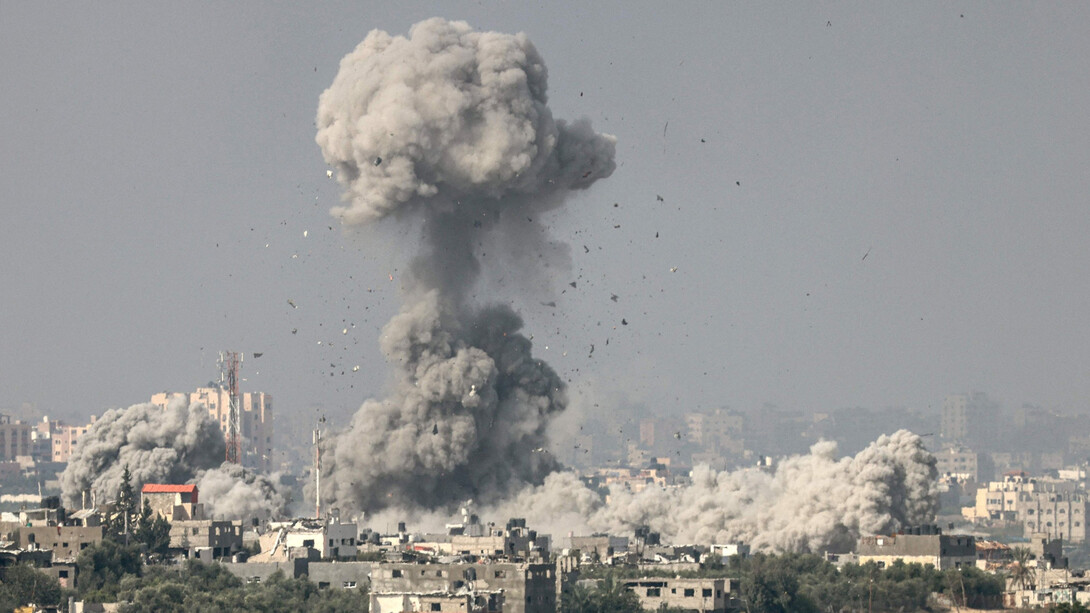 Humo y restos se alzan en la región norte de la Franja de Gaza tras un bombardeo israelí el 23 de octubre de 2023