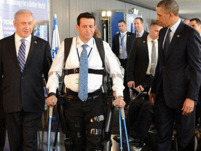 Prime Minister Benjamin Netanyahu  and US President Barack Obama with a disabled veteran