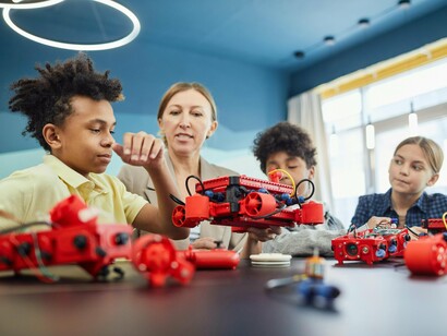 As crianças do ensino fundamental parecem necessitar de mais apoio durante o processo de aprendizagem do que os estudantes mais velhos. Deste modo, parece ser interessante ampliar o nível de autonomia dos estudantes para aprender ao longo dos anos: quanto maior a idade, maior a recomendação de autonomia


