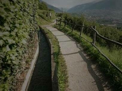  Waalweg di Marlengo, Trentino alto Adige, Italia: fu costruito fra il 1737 e il 1757 dai monaci certosini per contrastare la siccità che colpiva i loro vigneti presso il maso Goyenhof 