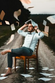 O autor textual é o enunciador no texto literário e pode delegar a função de enunciador a um narrador ou mais de um narrador. No caso das narrativas com narrador não explicitado, esse se confunde com o autor textual. Como essas entidades são ontologicamente distintas, pode haver entre eles distâncias, particularmente de natureza ideológica, de onde não se pode julgar o autor empírico pelo autor textual