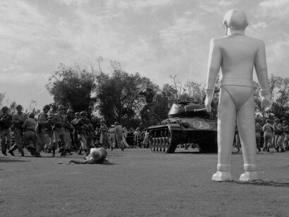 Fotograma de la película «Ultimátum a la tierra», dirigida por Robert Wise y con Michael Rennie, Patricia Neal, Sam Jaffe, Billy Gray, Hugh Marlowe y Lock Martin en los papeles principales