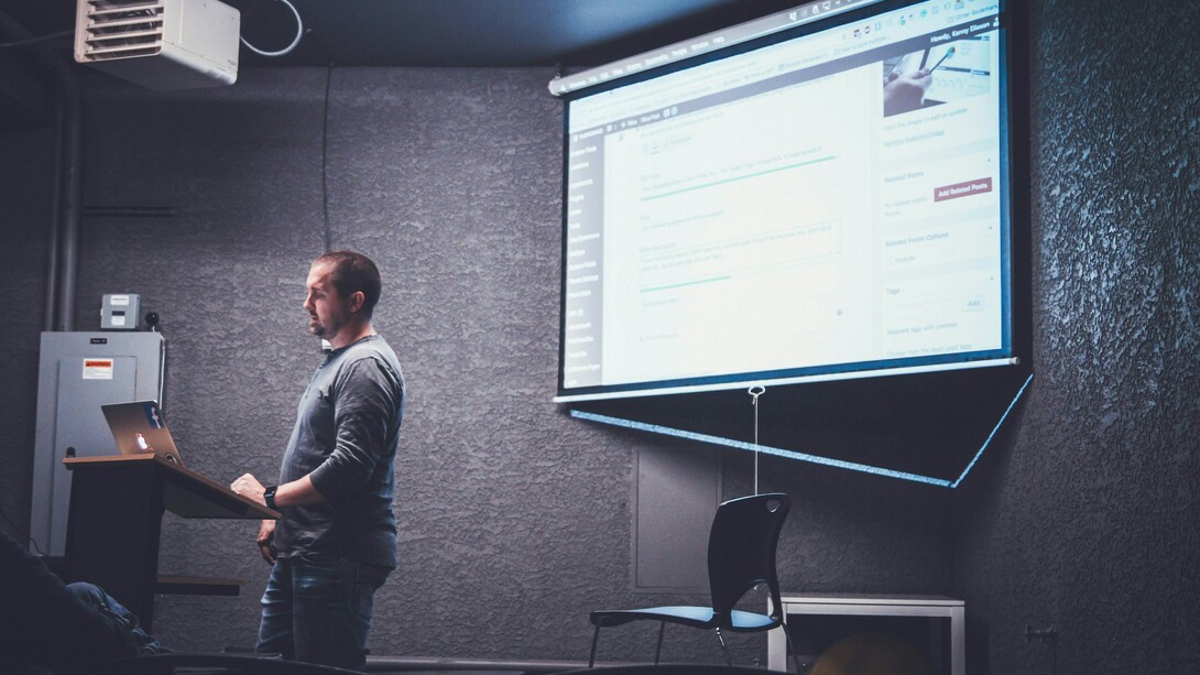 El cerebro humano y la inteligencia artificial comparten la capacidad de procesar información, aunque sus principios de funcionamiento y propósitos difieren