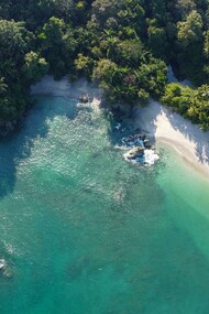 Praia de Quepos, na província Puntarenas, Costa Rica. Bem-vindo à Costa Rica, onde o conceito de "pura vida" vai além de uma simples saudação, sendo, na verdade, um modo de viver, uma filosofia que reverbera em cada esquina, em cada gesto e em cada sorriso