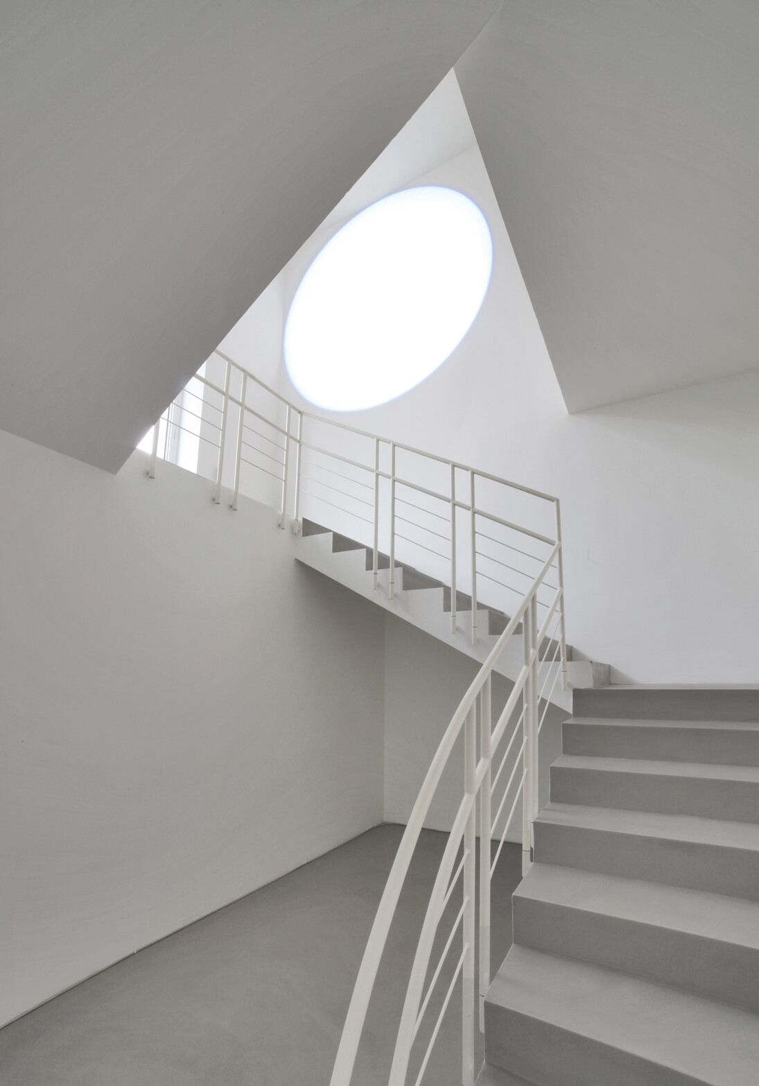 Michel Verjux, Au mur, frontale et entière, calage haut-angle (source médiane), 2016 Proiettore. Courtesy A arte Invernizzi, Milano. Foto Bruno Bani