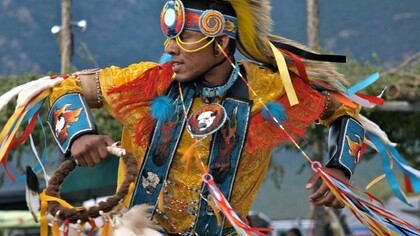 Miembro de una tribu nativa norteamericana durante la celebración del Pow Wow