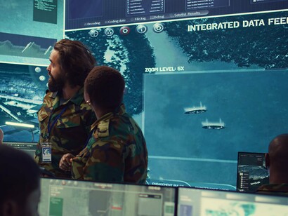 Centro de operações utiliza redes de monitoramento e análise de dados em tempo real. No cenário atual, tecnologia e vigilância ocupam papel central nas estruturas modernas de poder