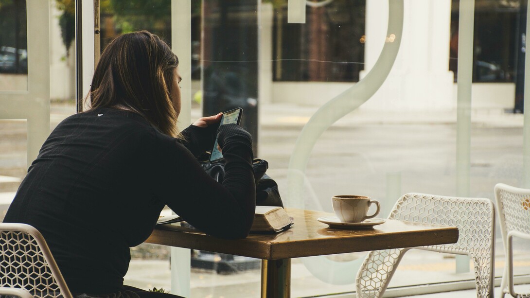 Mas se essa hora extra me fosse concedida, seria muito provavelmente gasta a reorganizar gavetas que não precisam de ordem, a debater mentalmente diálogos que nunca tive (mas nos quais venci com argumentos brilhantes) ou a sucumbir ao scroll infinito das redes sociais, o verdadeiro ópio da humanidade moderna. Mas que sabe tão bem. Porque, sejamos francos, a nossa capacidade de desperdiçar tempo é a única coisa verdadeiramente infinita nesta equação