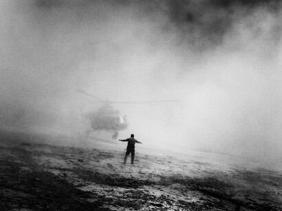 Elicottero utilizzato dalle truppe antidroga afghane e statunitensi. Afghanistan, 2006.
©Paolo Pellegrin/Magnum Photos