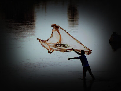 Hombre lanza red de pescar al mar en Macuro, estado Sucre, Venezuela. La riqueza íctica de la zona esta subexplotada y mal comercializada