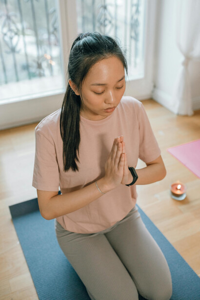 Mujer controlando su energía