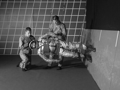 La gravedad lo atraviesa todo
Un aspecto fascinante de este fenómeno es que, al igual que la luz, las ondas gravitacionales no se ven afectadas por el medio a través del cual viajan. Mientras que la luz puede ser absorbida o desviada por materia, las ondas gravitacionales atraviesan prácticamente todo sin alterarse.