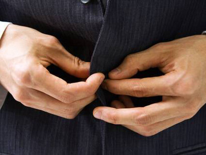 Utilizzare una sola mano per compiere azioni come abbottonarsi la camicia è un utile esercizio
