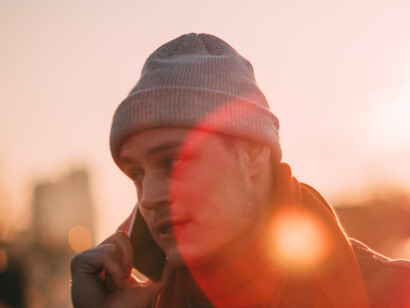 En la era del tuit, priman los mensajes breve, emotivos y capaces de capturar rápidamente la atención de los lectores u oyentes 