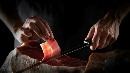 Il coltello, il primo punto di contatto artificiale tra l’uomo e il cibo