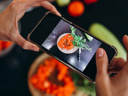 Esses dias navegando por uma rede social me deparei com um post de uma mulher mostrando a foto de um cardápio digital e dizendo para todos que estava indignada com o valor de alguns pratos daquele restaurante. Ela dizia que não tinha nada demais naqueles ingredientes simples, que aquela comida em específico era de origem grega e que lá na Grécia era uma comida de rua com preço acessível, então aquele restaurante estava cobrando um preço maior por pura desonestidade, seguindo as suas palavras

