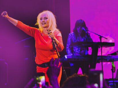 Blondie. On navigue d'un QR code à l’autre, à la recherche de nos premières amours d’adolescents, par la magie des voix de Blondie ou Elvis Costello © By Raph PH - BlondieRoundhouse030517-16, CC BY 2.0