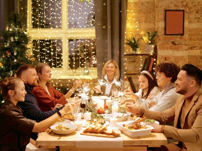 Família celebra natal com velas acesas